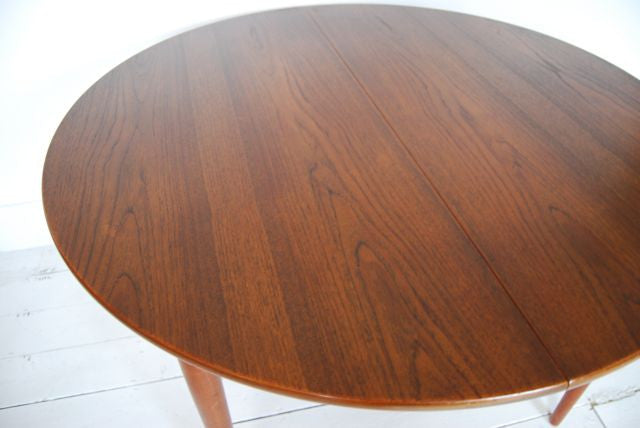 Round dining table by Erik Buck