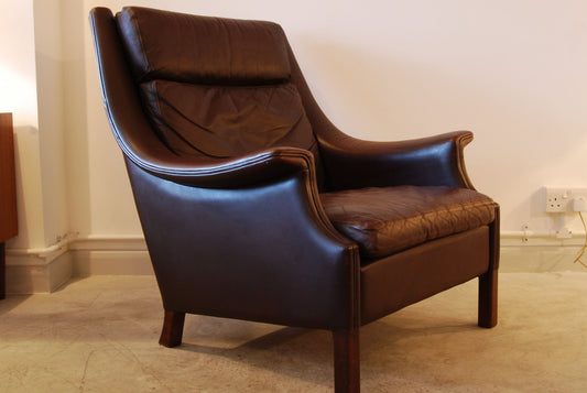 High back lounge chair in leather