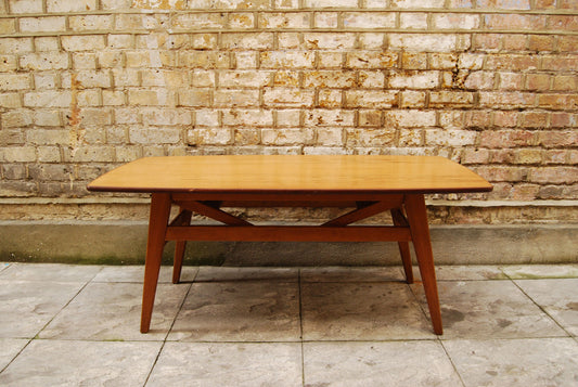 Height adjustable coffee table