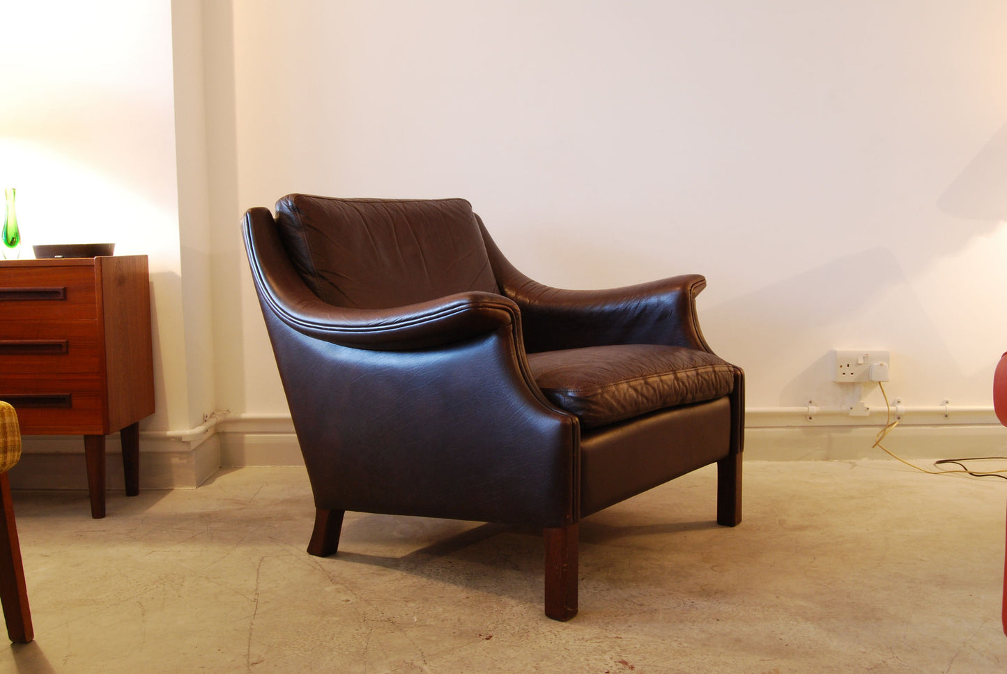 Low back lounge chair in leather