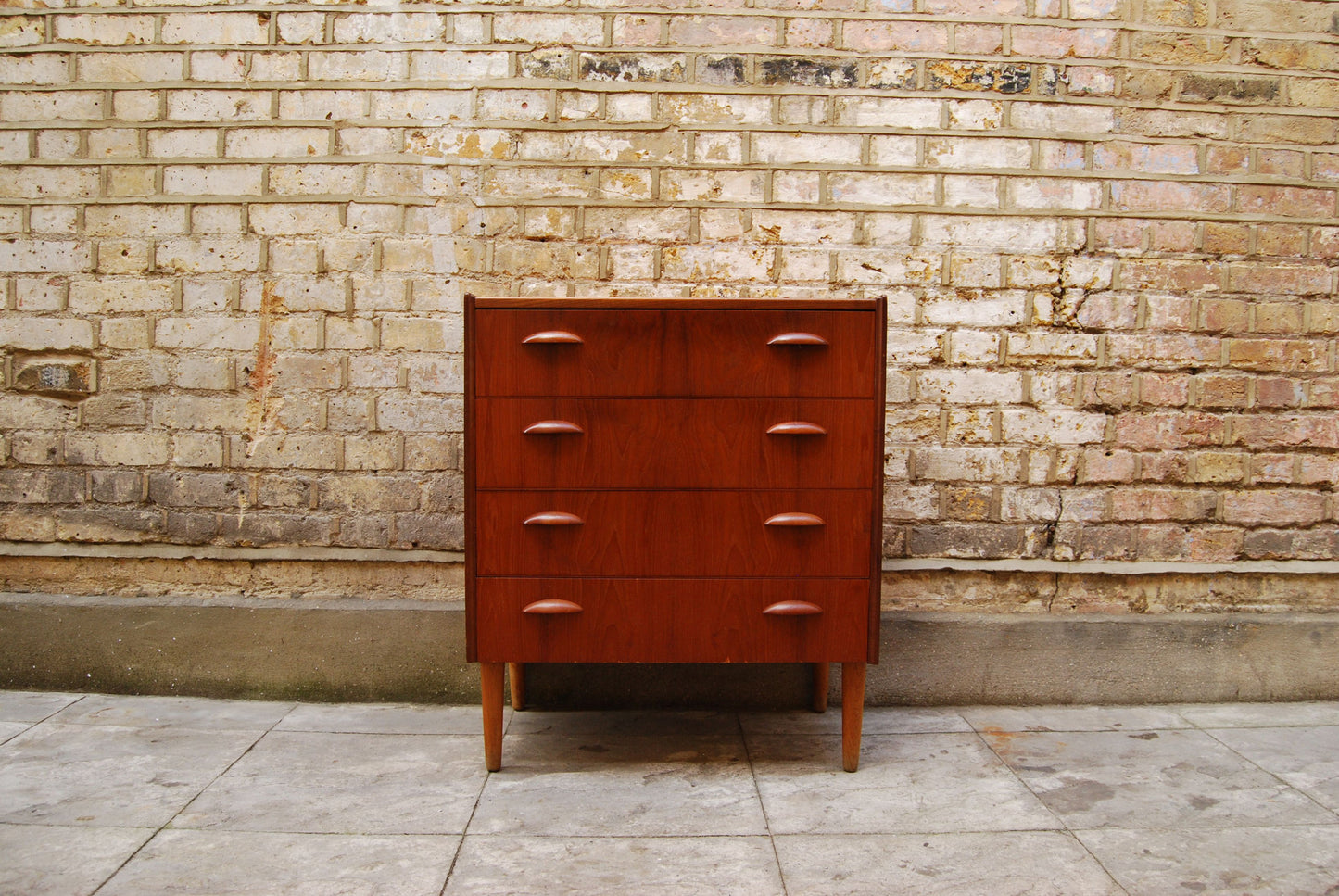 Short chest of four drawers