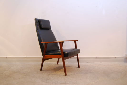 Highback lounge chair in teak and skai