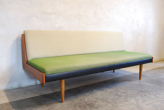 Two-tone daybed