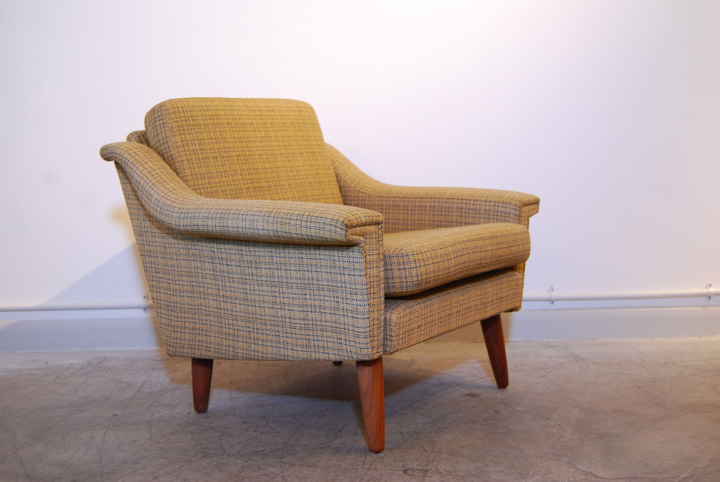 Lowback lounge chair in wool