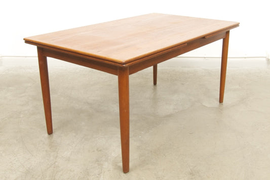 Extending dining table in teak