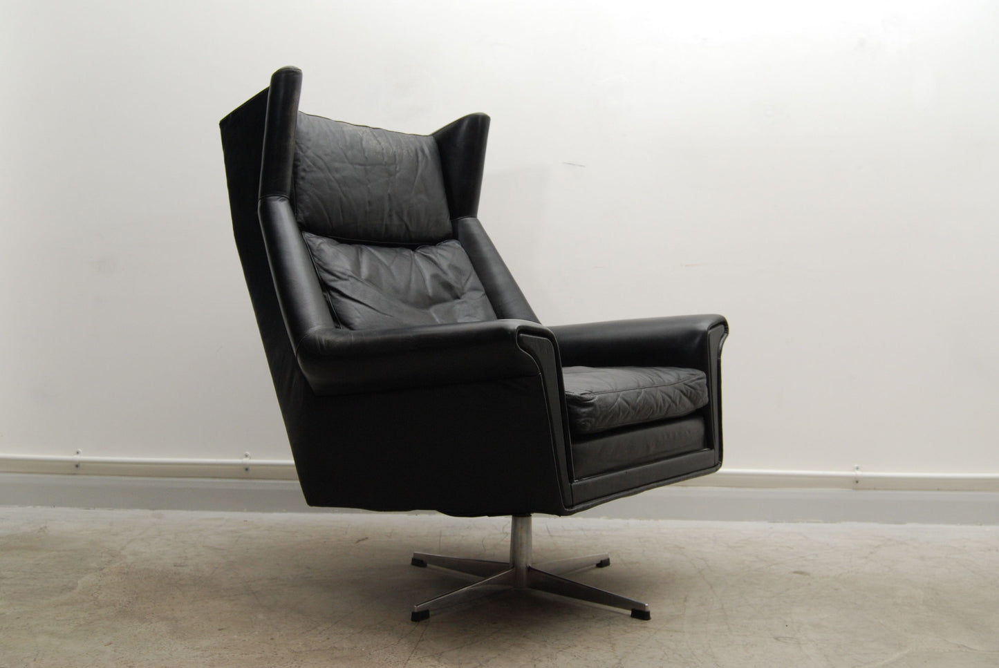 Highback lounge chair with winged headrest