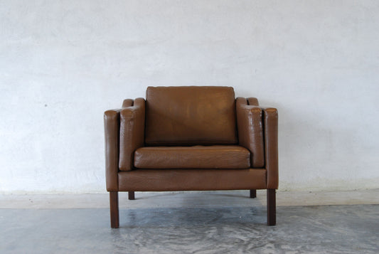 Lowback lounge chair in leather