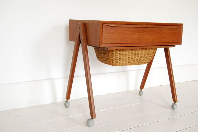 Sewing trolley with splayed legs