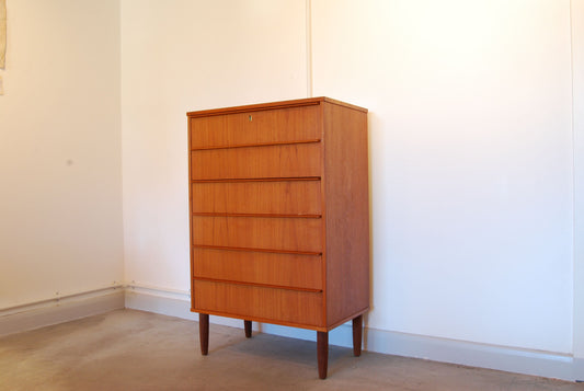 Narrow chest of drawers