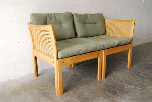 Two seat sofa by Illum Wikkelsíëí_