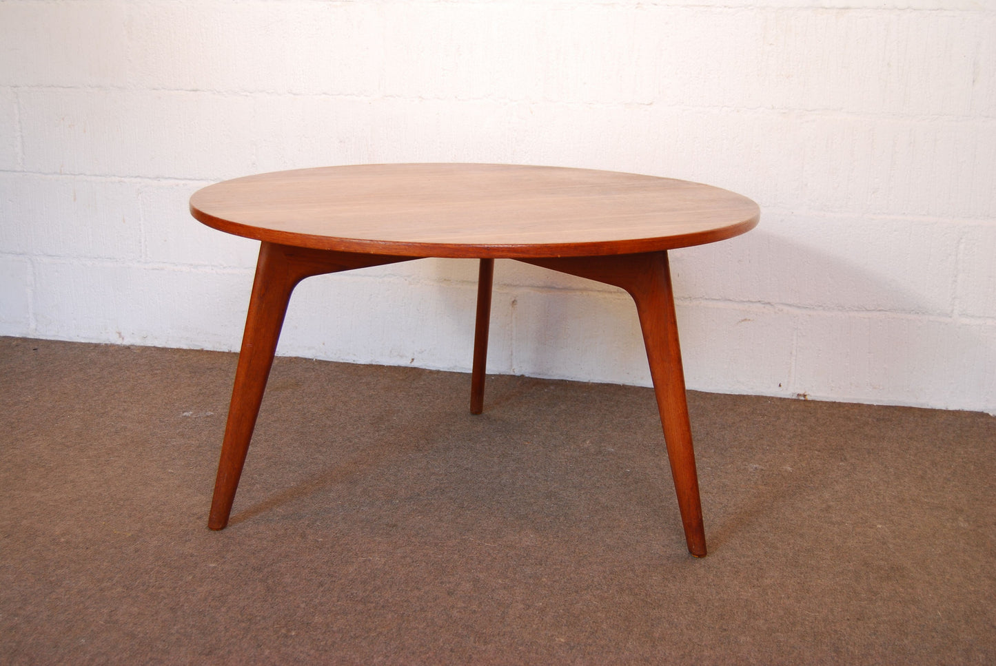 Circular coffee table by Jason MÌübler