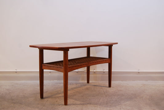 Two-tiered coffee table in teak