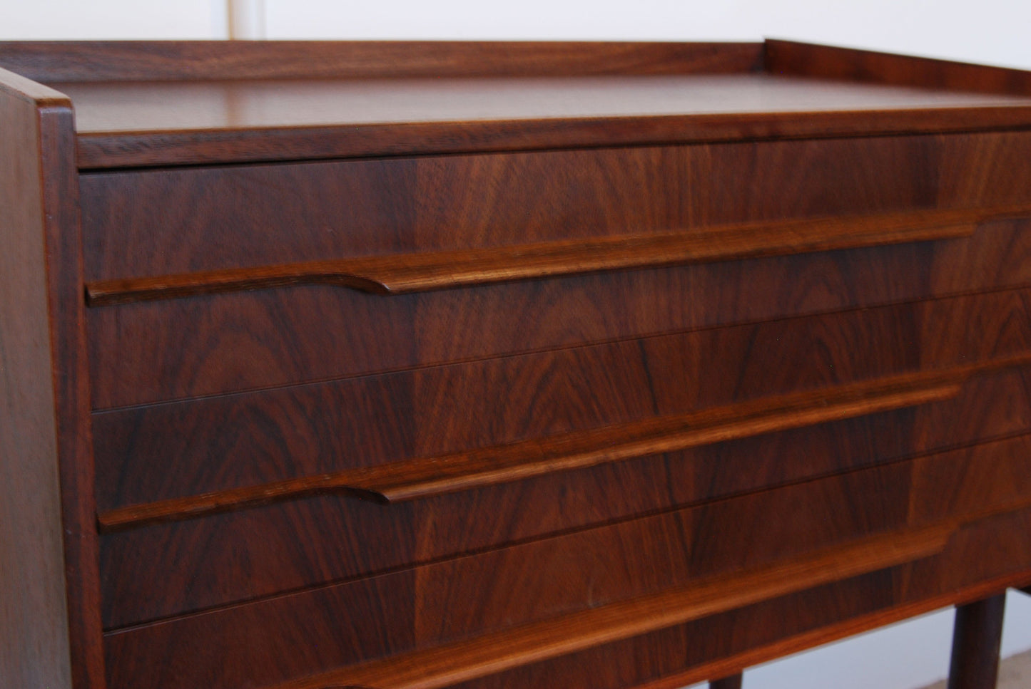 Short chest of drawers in rosewood