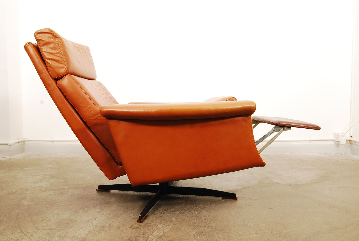 Reclining leather lounger