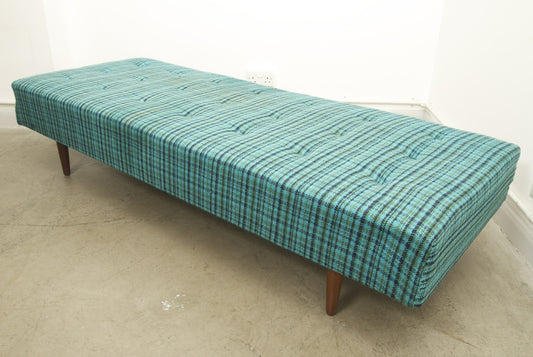 Daybed on teak legs