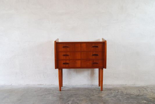 Short chest of three drawers