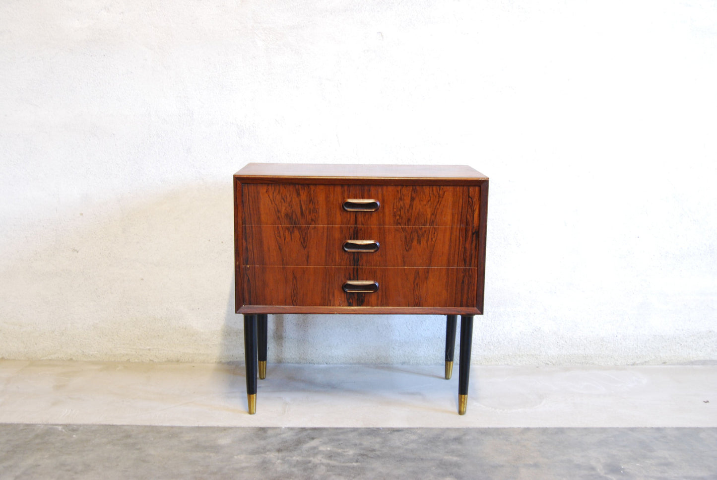 Short chest of drawers/bedside table