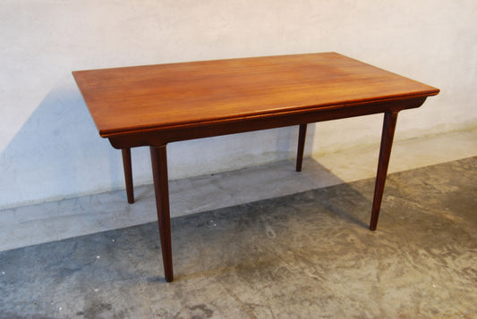 Extending dining table by Kai Kristiansen