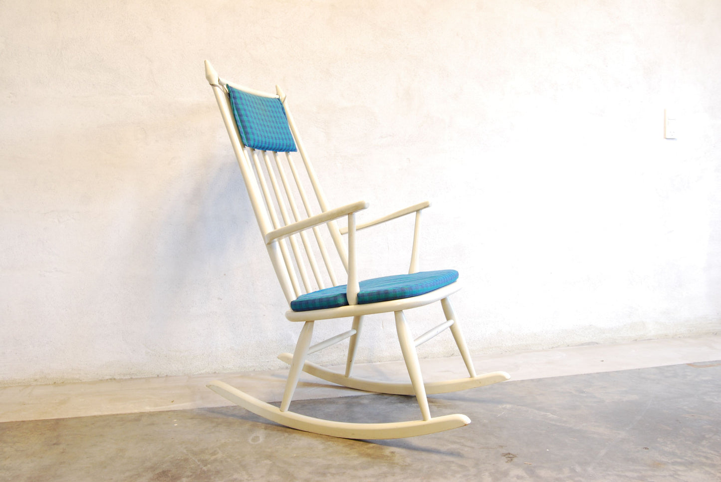 Rocking chair by Gemla Dio