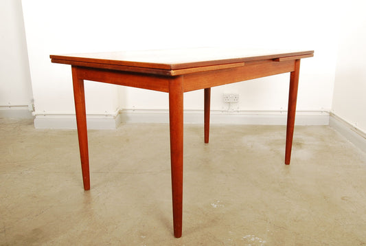 Extending dining table in teak