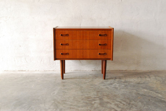 Short chest of three drawers