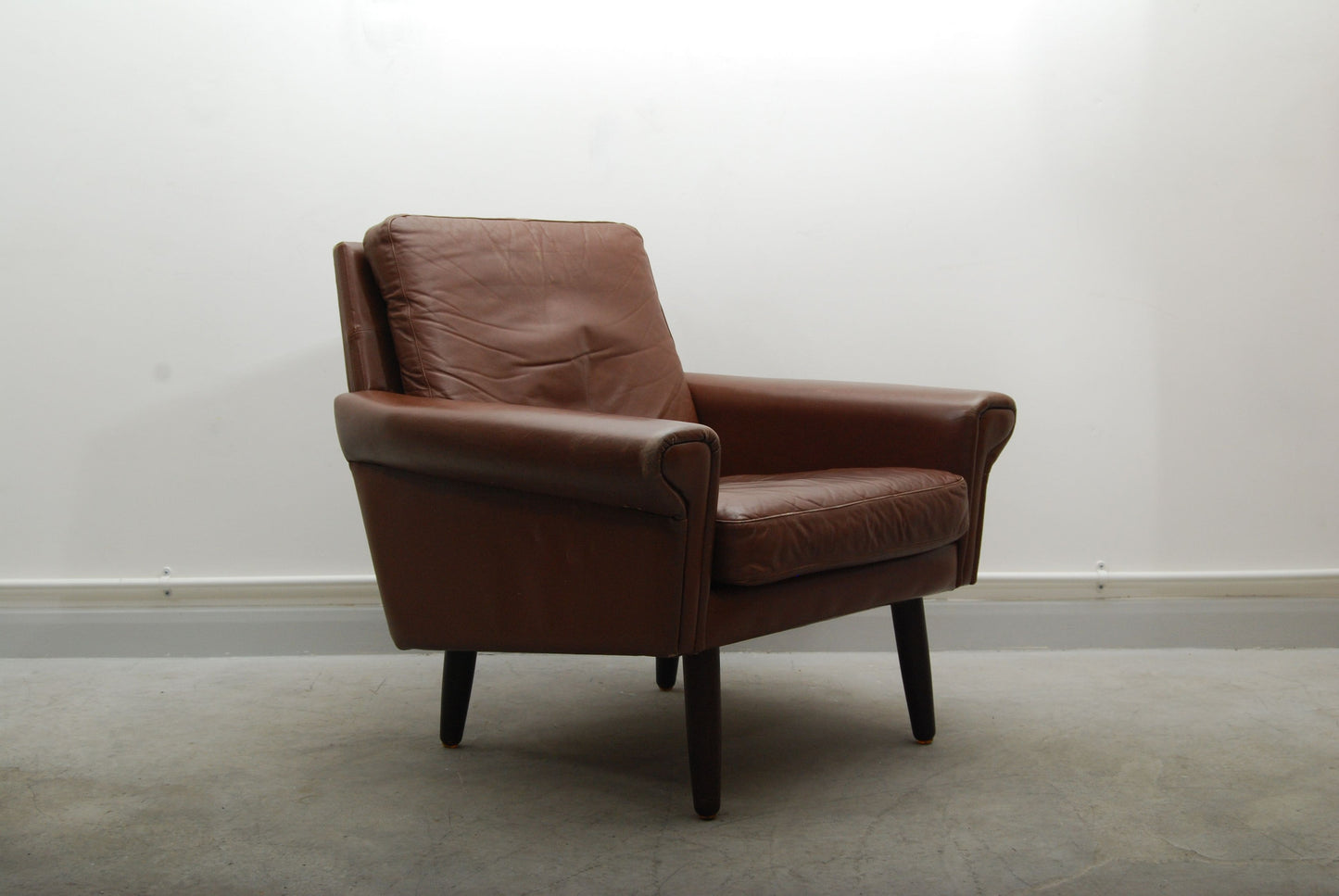 Lowback leather lounge chair