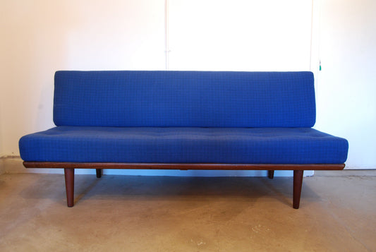 Daybed in royal blue