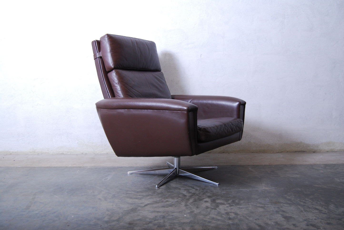 Highback leather swivel chair