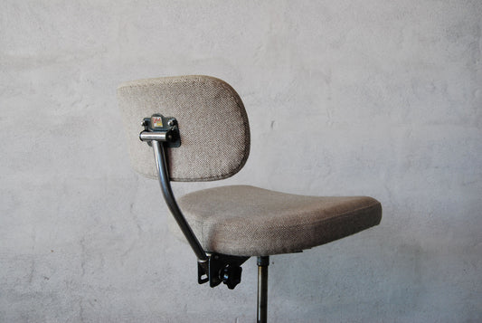 Swivelling desk chair by Vital