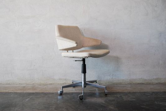 Swivelling desk chair with winged arms