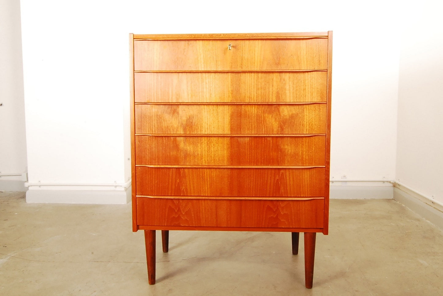 Chest of six drawers in teak