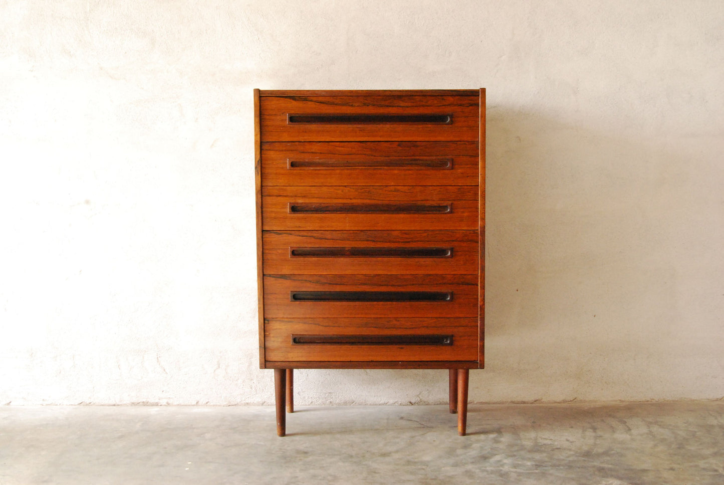 Chest of drawers in rosewood