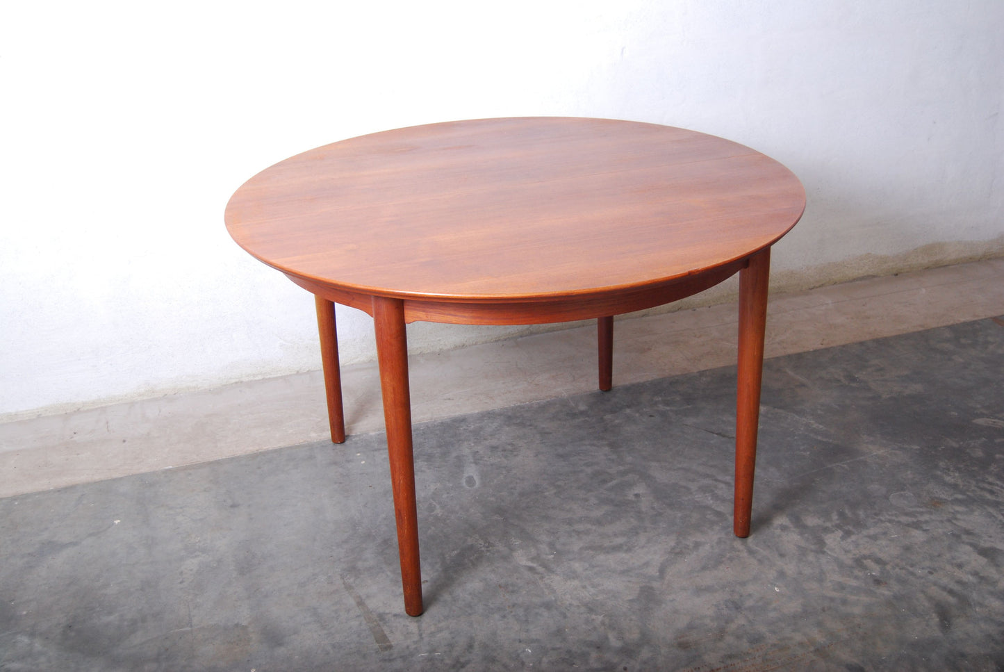 Round dining table by Bovirke