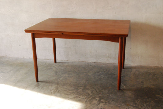 Dining table in teak