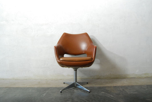 Swivelling desk chair