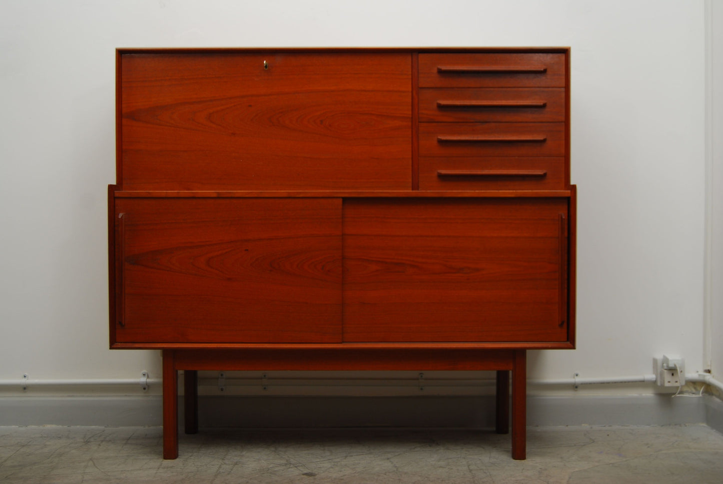 Teak highboard