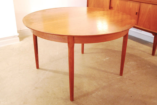 Extending dining table in teak