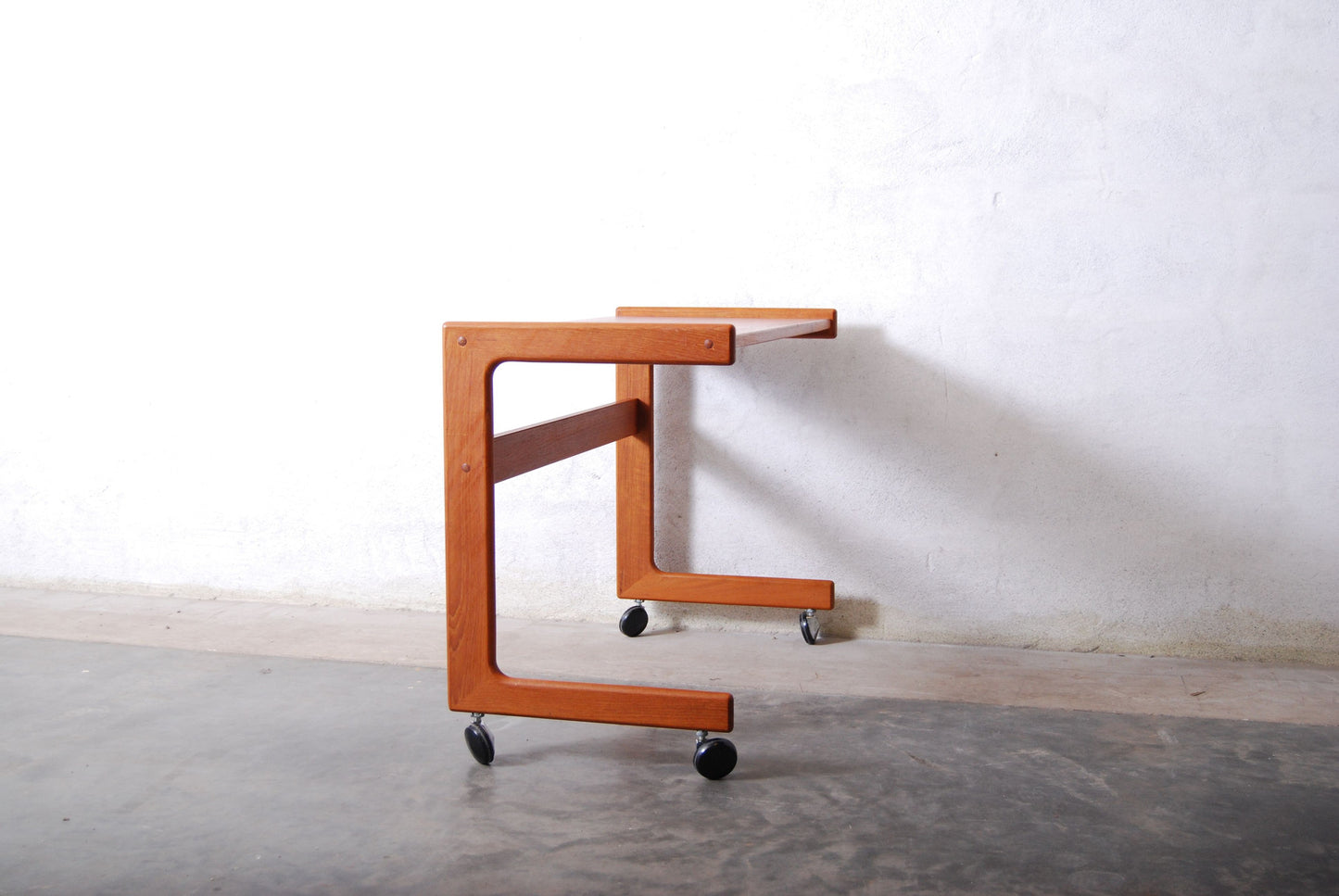 Tray trolley in teak