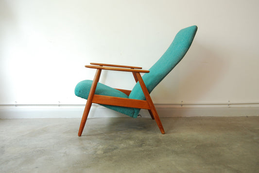 Reclining lounge chair in teak