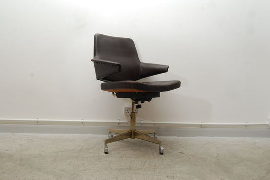 Swivelling desk chair with winged arms