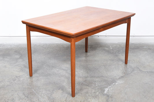 Extending rectangular dining table in teak