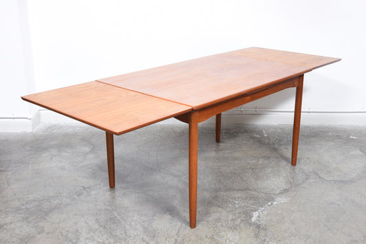 Extending rectangular dining table in teak