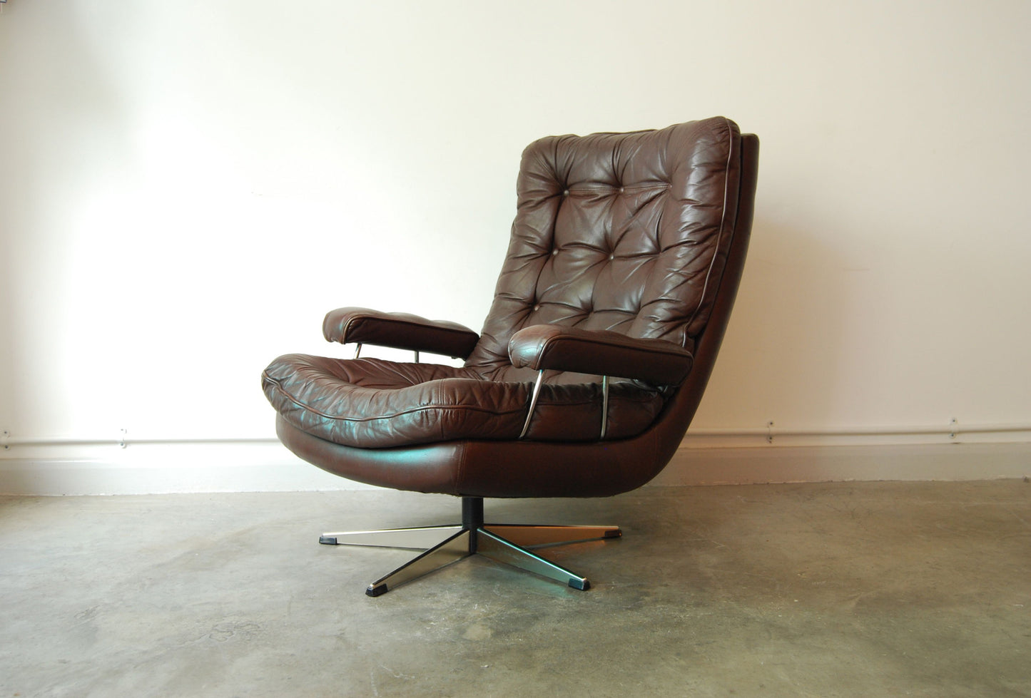 Leather lounge chair on swivel base