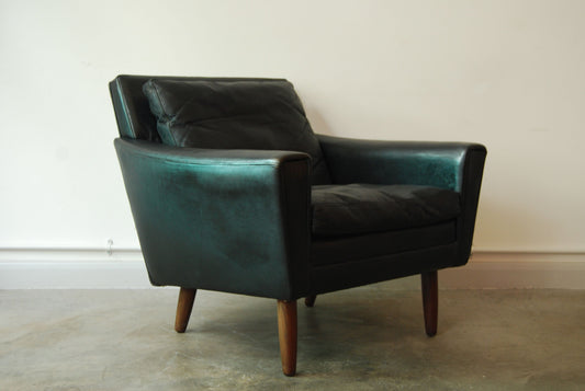 Black leather low back lounger