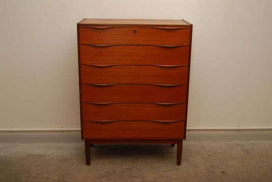 Teak chest of drawers with lipped handles no. 2