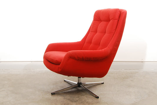 Lounge chair on swivel base