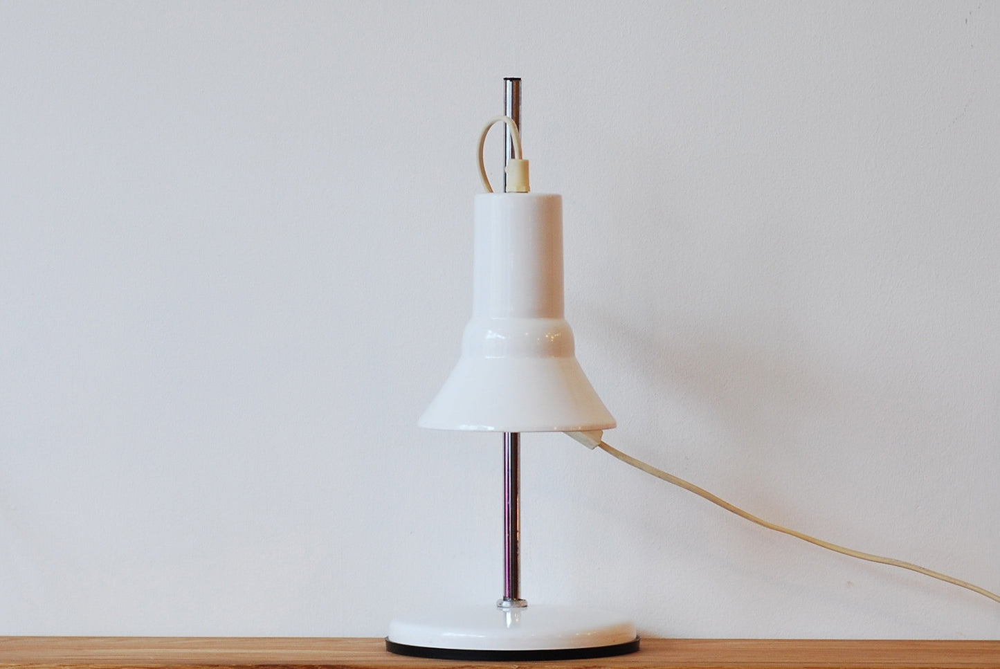 Height adjustable table lamp