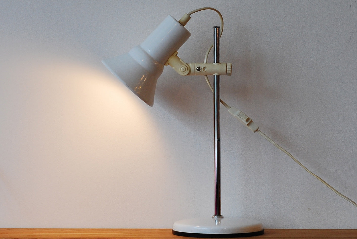 Height adjustable table lamp