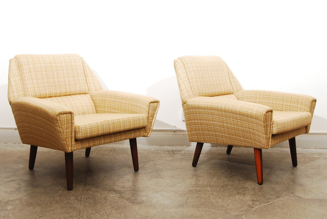 Pair of lounge chairs on teak legs