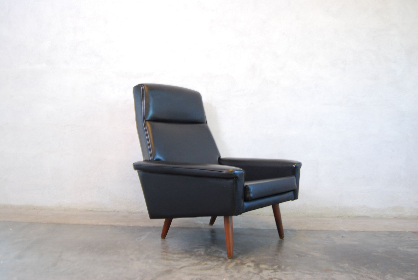 Highback lounge chair in skai